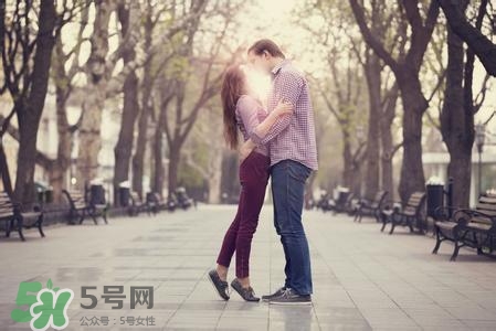 男人接吻時在想什么？男人接吻為什么伸舌頭