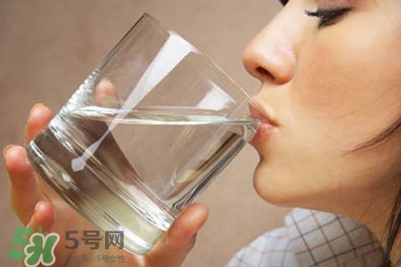 春天要多喝水嗎？春天多喝水有什么好處？