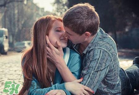 女人第一次到底有多痛？女人第一次性生活流血多久