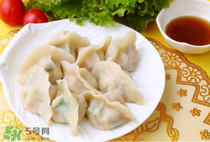 薺菜包餃子必須焯水嗎？薺菜包餃子要焯水嗎？