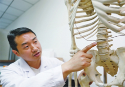 骨質疏松會出現(xiàn)背痛嗎？骨質疏松會引起后背疼嗎？