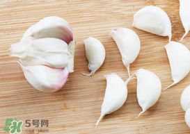 大蒜爛了一點還能吃嗎？大蒜爛根是怎么回事？