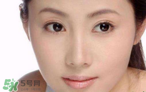 鼻子上擠出來(lái)的白色東西是什么？鼻子上的白色顆粒是什么？