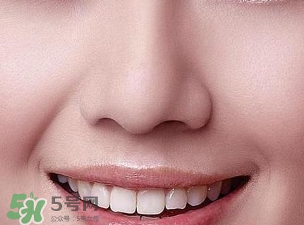 鼻子上擠出來(lái)的白色東西是什么？鼻子上的白色顆粒是什么？
