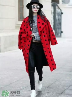 紅色衣服配什么顏色褲子？紅色衣服配什么褲子好看？