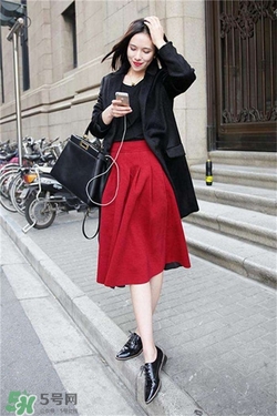 紅色衣服配什么顏色鞋子？紅色衣服配什么鞋子好看？