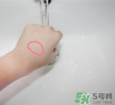 植村秀小燈泡584和784哪個白？植村秀小燈泡584和784對比
