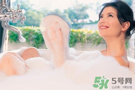 皮膚過敏可以洗澡嗎？洗澡會加重皮膚過敏嗎？