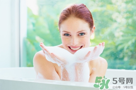 皮膚過敏能洗冷水澡嗎？過敏用冷水還是熱水洗澡？
