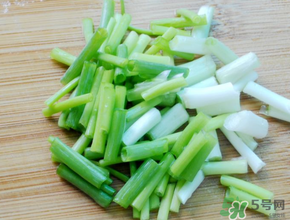 薺菜和蔥能一起吃嗎？薺菜餃子可以放蔥嗎？