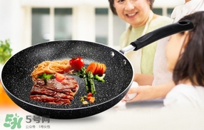 麥飯石鍋和鐵鍋哪個(gè)好？麥飯石鍋和鐵鍋對(duì)比