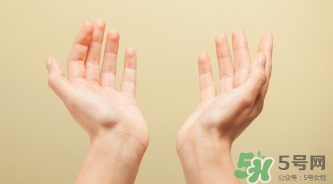 早起手心發(fā)熱怎么回事？早起手心為什么發(fā)熱？