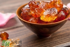 桃膠可以治療糖尿病嗎？桃膠能治什么?。?></p><h3>桃膠能治什么病</h3><p>1、治瘡疹黑黡、發(fā)搐危困：桃膠煎湯飲之。一方水熬成膏，溫酒調(diào)下，無(wú)時(shí)。</p><p>2、治糖尿病：桃膠，用微溫水洗凈，放在小鍋內(nèi)煮食，隨意加些調(diào)味鹽類亦可。</p><p>3、治石淋作痛：桃木膠如棗大，夏以冷水三合，冬以湯三合和服，日三服，當(dāng)下石，石盡即止。</p><p>4、治血淋：石膏、木通、桃膠（炒作末）參半兩。上為細(xì)末。每服二錢，水一盞，煎至七分，通口服，食前。</p><p style=