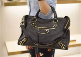 巴黎世家機(jī)車包正品多少錢？balenciaga機(jī)車包專柜價(jià)格