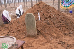 為什么新墳三年不能動土？新墳三年填土對誰不好？