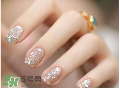 腳上的灰指甲怎么治療？腳上的灰指甲的治療方法