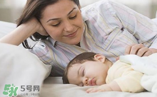 孩子為什么喜歡趴著睡覺？孩子為何老愛趴著睡