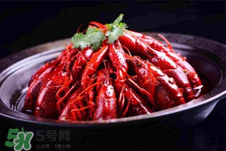 吃小龍蝦可以喝紅酒嗎？紅酒和龍蝦能一起吃嗎？