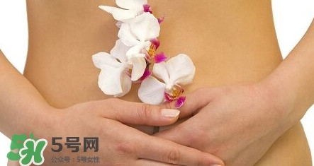 月經(jīng)量少顏色發(fā)黑是怎么回事？月經(jīng)量少怎么辦