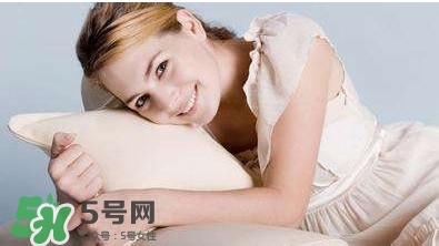月經(jīng)量少顏色發(fā)黑是怎么回事？月經(jīng)量少怎么辦