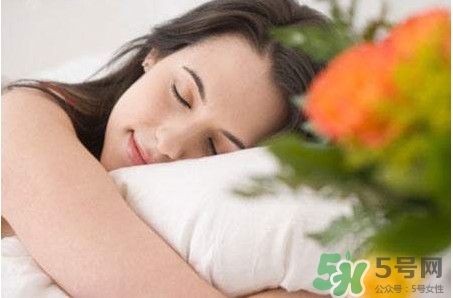 睡覺手腳發(fā)麻是怎么回事？睡覺手腳發(fā)麻是什么原因