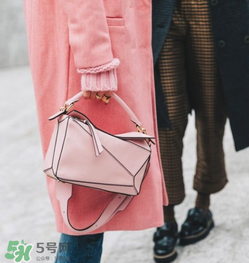 loewe puzzle怎么背好看？loewe puzzle怎么搭配好看？