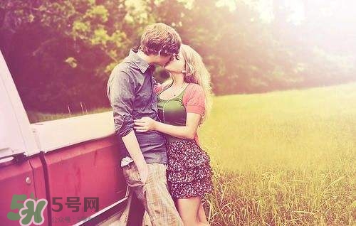 接吻時(shí)男生的手放哪里？接吻時(shí)男人的手摸哪里暴露性格
