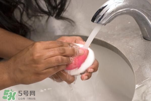 美妝蛋可以用香皂洗嗎？美妝蛋可以用肥皂洗嗎？