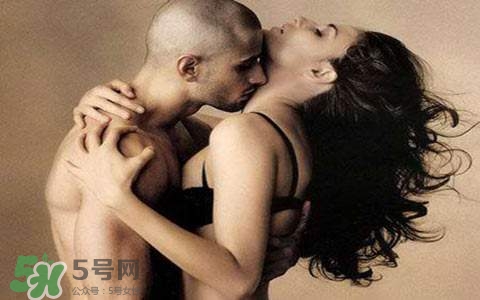 男人為什么喜歡抓女人的胸？男人摸女人的胸部