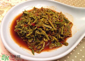 涼拌香椿要過水嗎？香椿涼拌前需要用開水焯一下嗎？