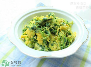 香椿炒雞蛋不能和什么同吃？香椿炒雞蛋什么人不能吃？