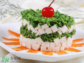 香椿拌豆腐怎么做好吃？香椿拌豆腐放什么油？