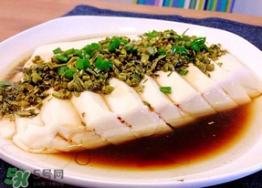 香椿炒豆腐怎么做好吃？香椿炒豆腐的做法