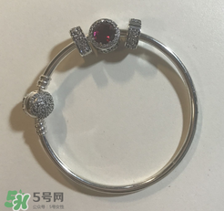 潘多拉美女與野獸手鏈?zhǔn)鞘裁床馁|(zhì)？pandora美女與野獸是銀的嗎？