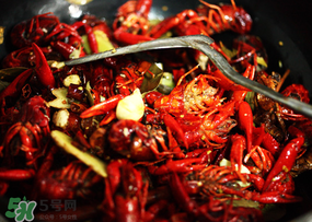 月經(jīng)可以吃油燜大蝦嗎？經(jīng)期能吃油燜大蝦嗎？