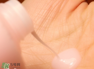 蘭嘉絲汀粉水和蘭蔻粉水哪個(gè)好？蘭嘉絲汀粉水和蘭蔻粉水對(duì)比