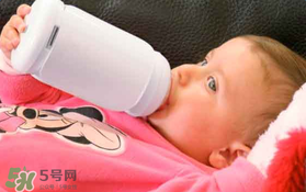 寶寶喝水喝奶要分開(kāi)用奶瓶嗎？奶瓶喝水和喝奶要分開(kāi)嗎？