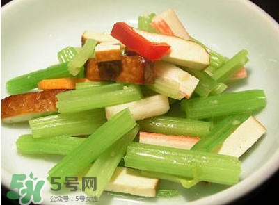 芹菜怎么炒好吃？芹菜怎么炒不苦