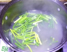 蒜苔用焯水嗎？蒜苔要不要焯水