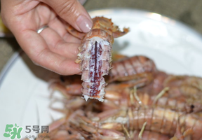 皮皮蝦中間硬的能吃嗎？皮皮蝦中間硬的是什么？