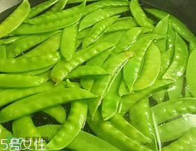 ?炒荷蘭豆要焯水嗎？荷蘭豆不焯水能吃嗎？