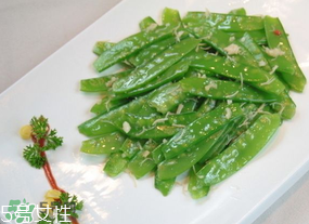 ?炒荷蘭豆要焯水嗎？荷蘭豆不焯水能吃嗎？