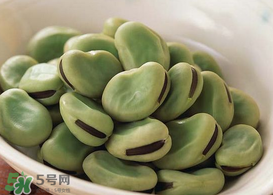 蠶豆要?jiǎng)兤幔啃迈r蠶豆怎么快速剝皮？