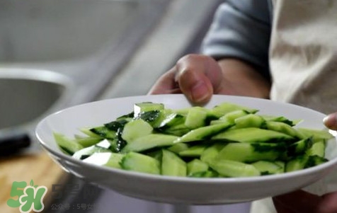 黃瓜怎么切菱形？如何將黃瓜切菱形