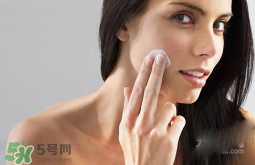 先用磨砂膏還是先用洗面奶？磨砂膏和洗面奶哪個先用？
