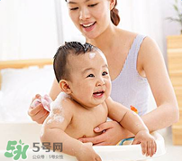 寶寶流鼻涕了還能洗澡嗎？寶寶夏天感冒能不能洗澡？