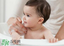 寶寶流鼻涕了還能洗澡嗎？寶寶夏天感冒能不能洗澡？