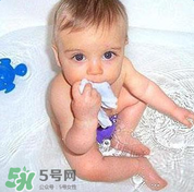 寶寶流鼻涕了還能洗澡嗎？寶寶夏天感冒能不能洗澡？