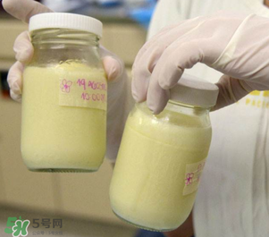 我的奶水發(fā)黃是怎么回事？ 哺乳期奶水發(fā)黃還可以喂奶嗎？