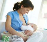 我的奶水發(fā)黃是怎么回事？ 哺乳期奶水發(fā)黃還可以喂奶嗎？